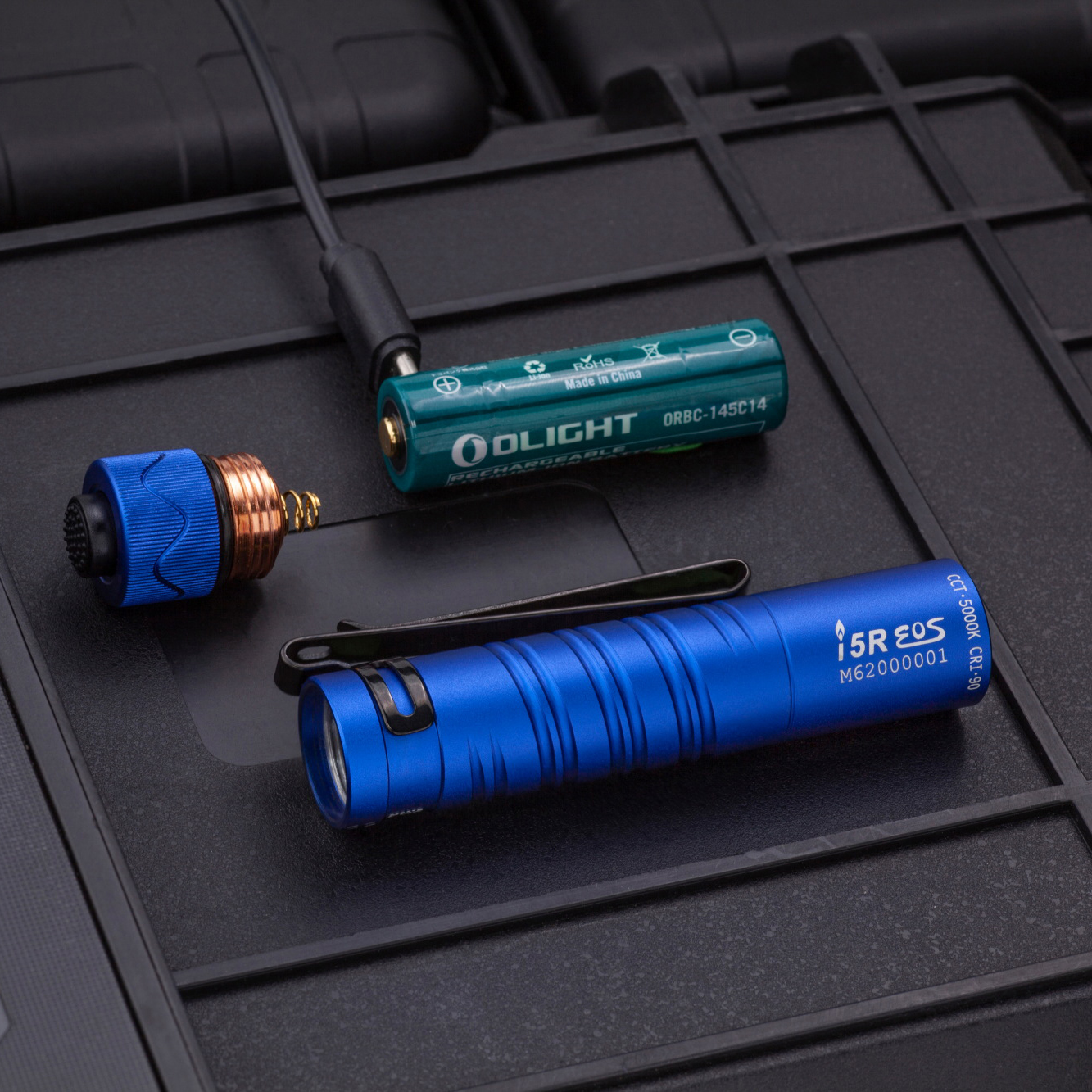 Olight i5R HCRI (藍) 350流明 64米 EDC 隨身手電筒 雙向抱夾 尾按開關 附原廠定制充電電池 AA電池(藍色新上巿)