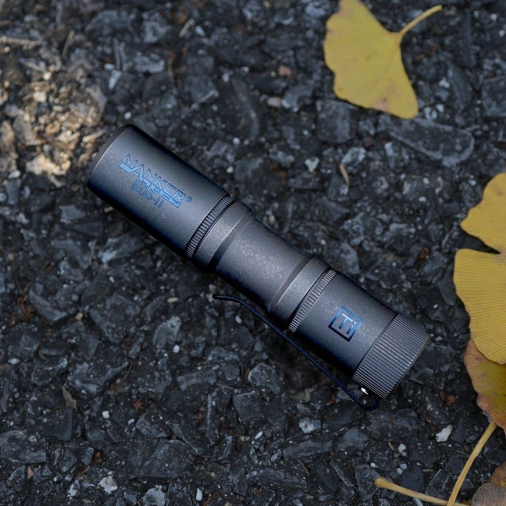 Manker E05 II 鈦石洗/鈦噴砂【高顯色】800流明 高亮遠射EDC手電筒 背夾 尾按開關 氚管糟 Manker E05 II 鈦石洗/鈦噴砂【高顯色】800流明 高亮遠射EDC手電筒 背夾 尾按開關 氚管糟
