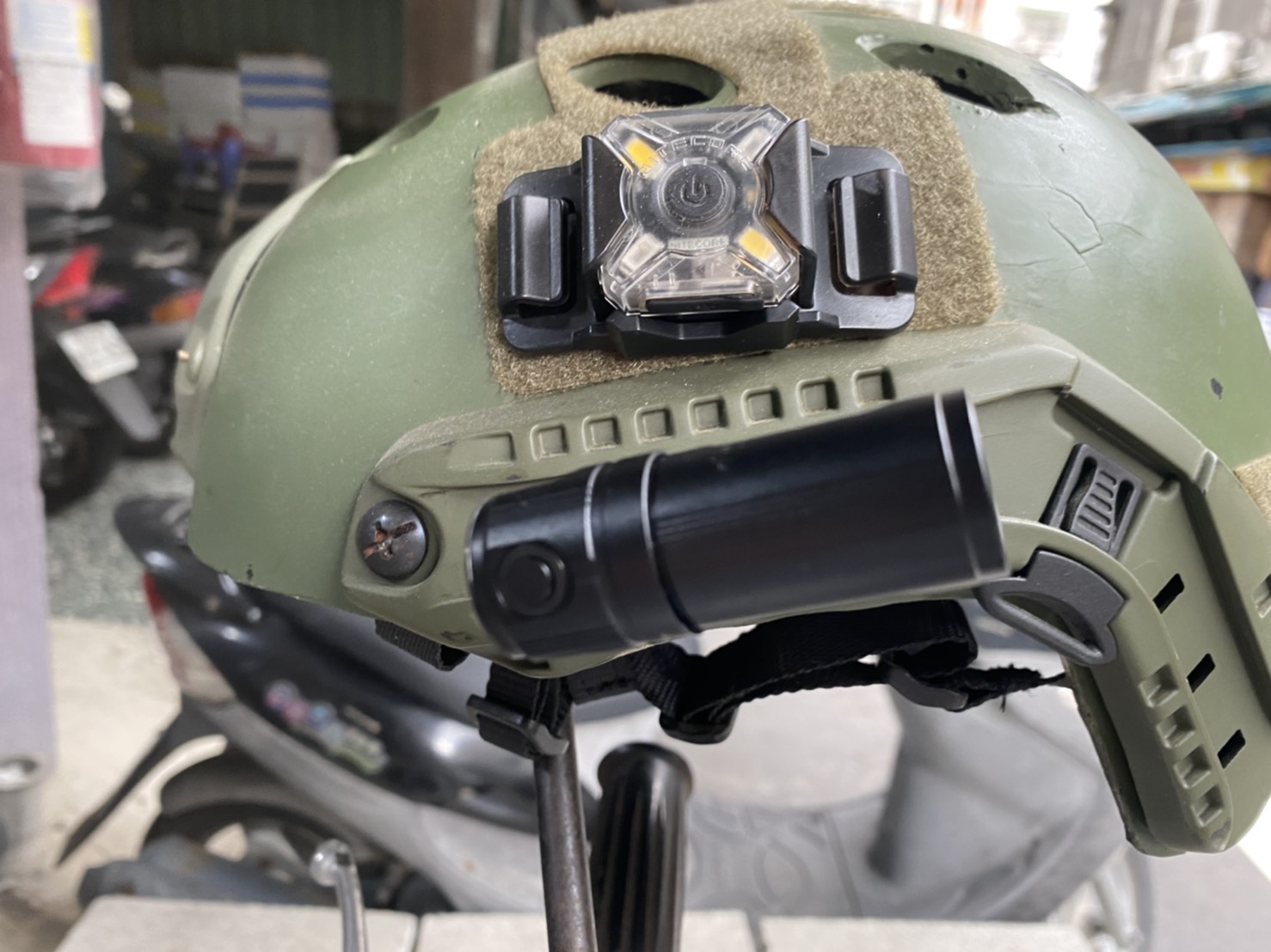 NITECORE HM01 戰術頭盔燈 360度全旋轉裝置 ARE導軌 40.5克 一鍵控制 軍警消防 附一次性電池 原廠保固五年