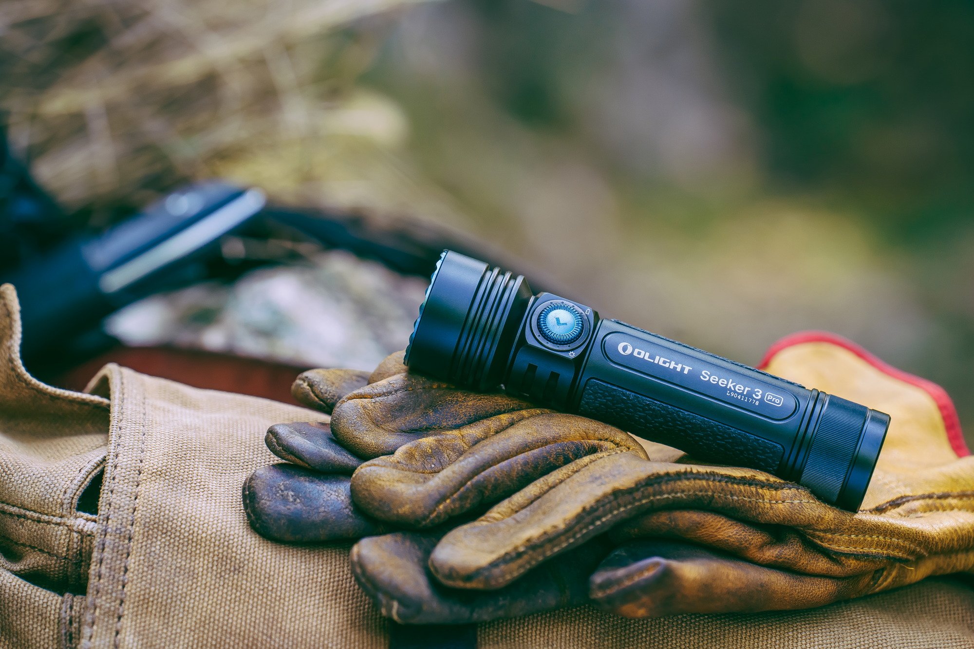 Olight SEEKER 3 PRO 4200流明 250米 強泛光LED手電筒 電量顯示 防水 露營 登山 大範圍照明