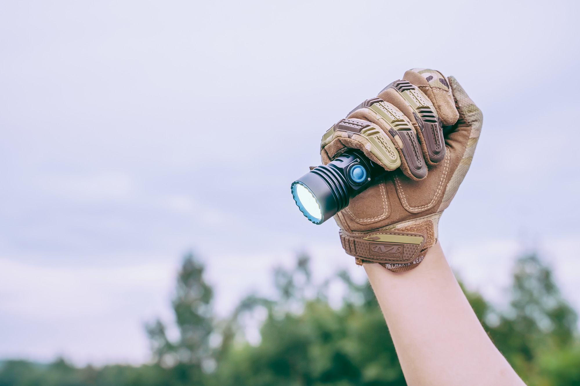 Olight SEEKER 3 PRO 4200流明 250米 強泛光LED手電筒 電量顯示 防水 露營 登山 大範圍照明